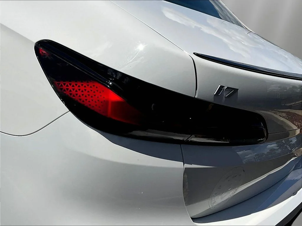 Used 2023 Alpine White BMW xDrive60 image 22