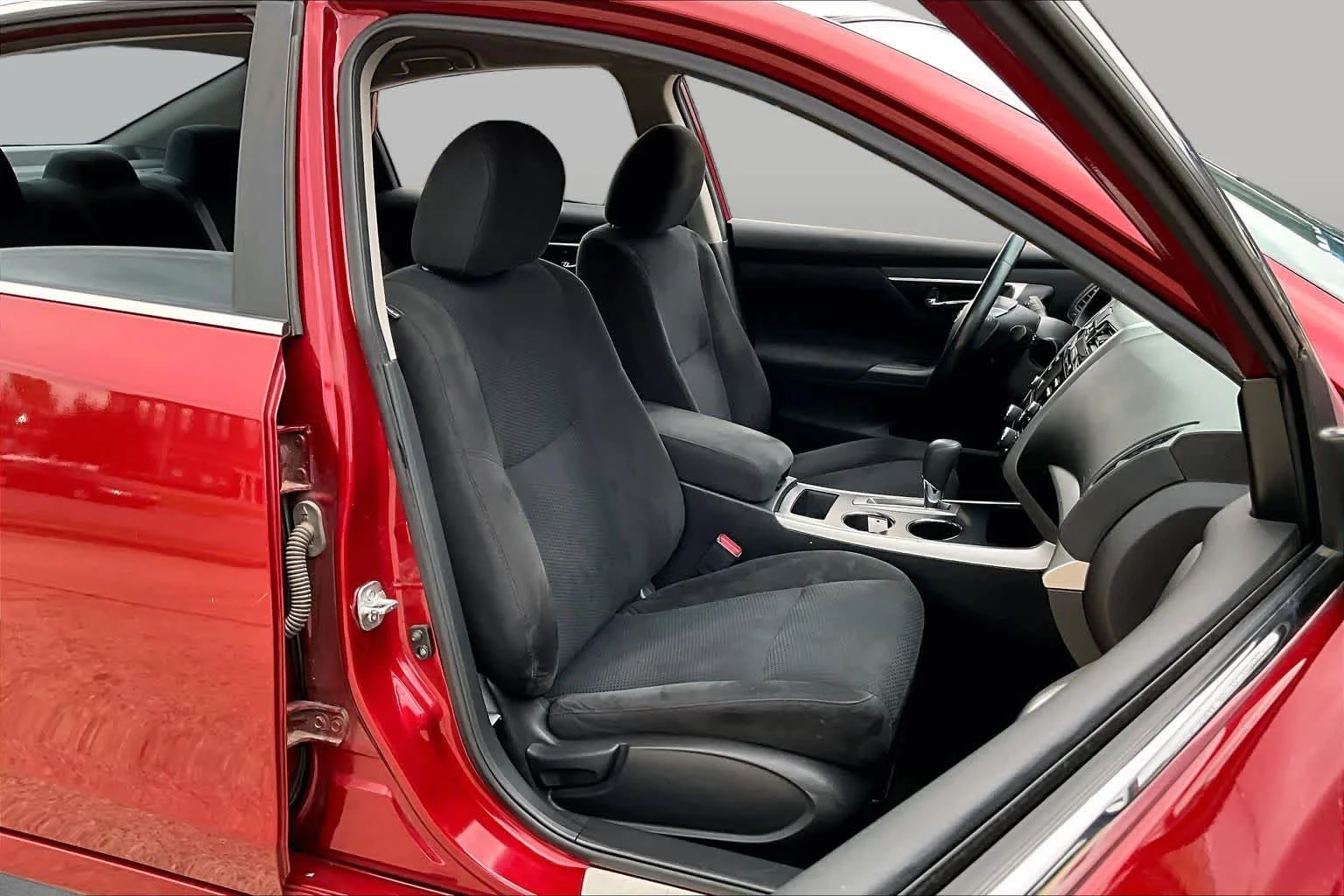 Used 2015 Cayenne Red Nissan 2.5 SV image 9