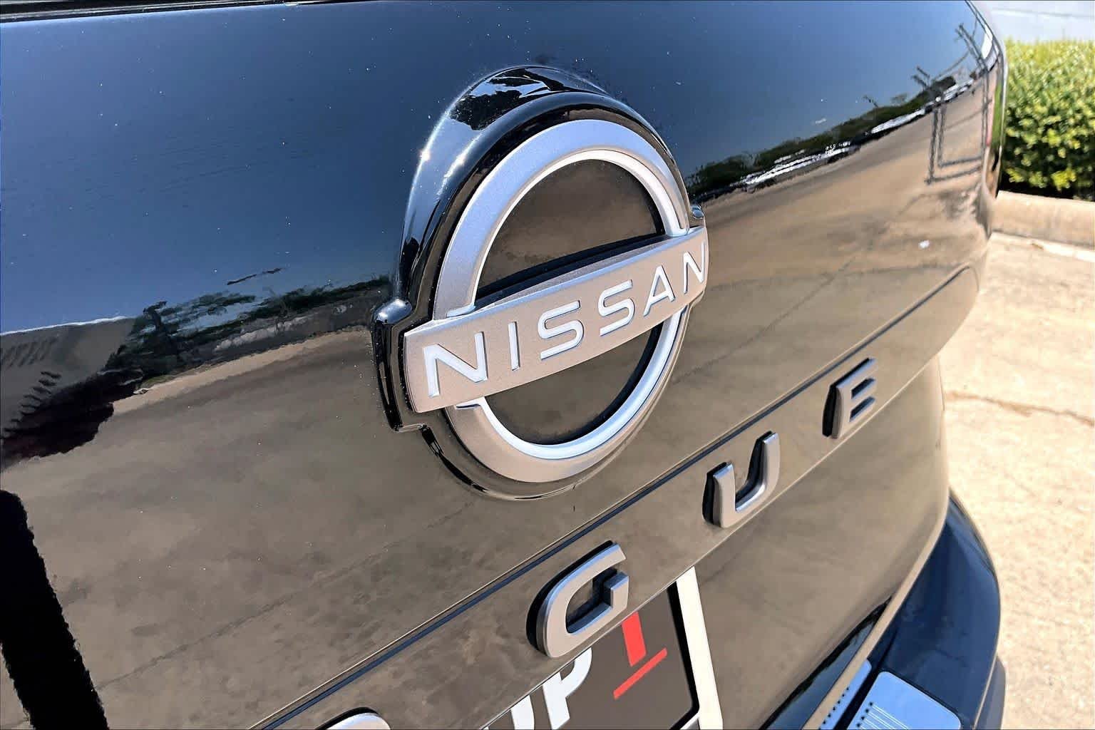 Used 2025 Super Black Nissan SV image 29
