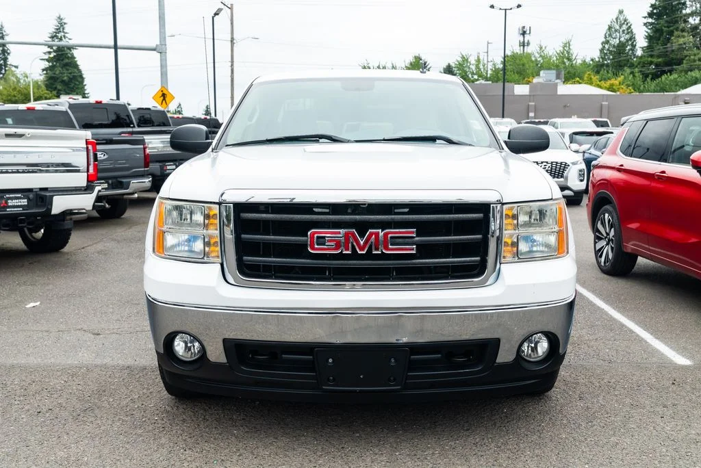 Used 2008 White GMC SLE1 image 2