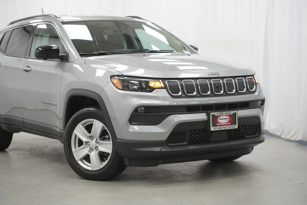 Certified Used 2022 Silver Jeep Latitude image 3