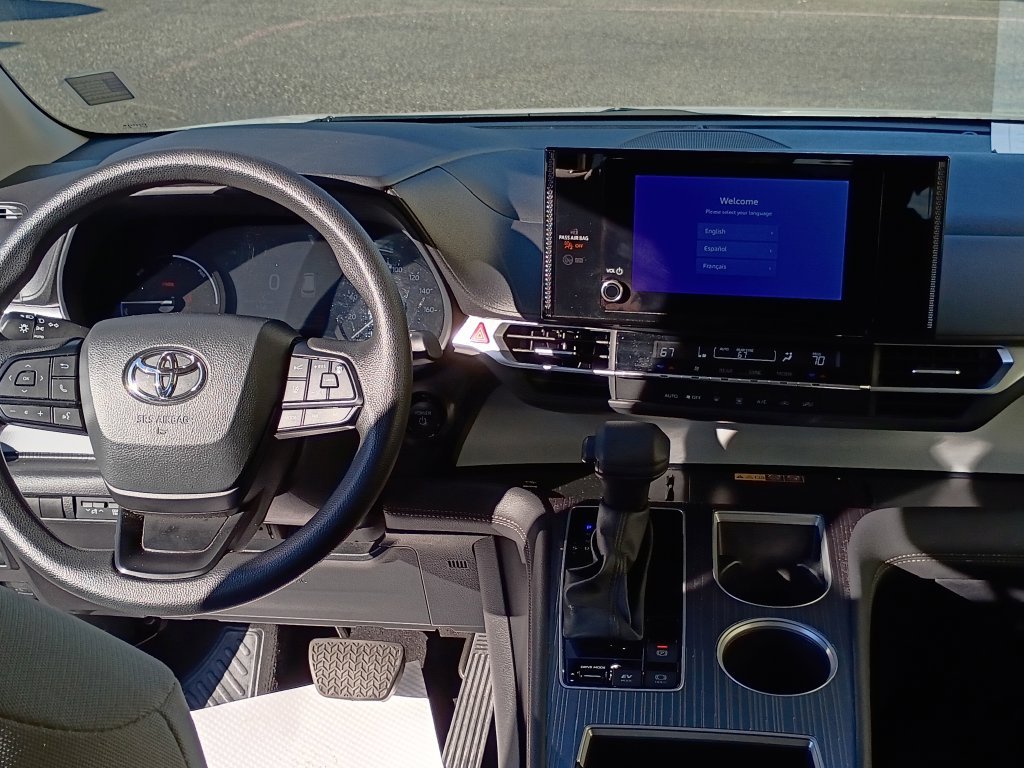 Used 2025 White Toyota LE image 19