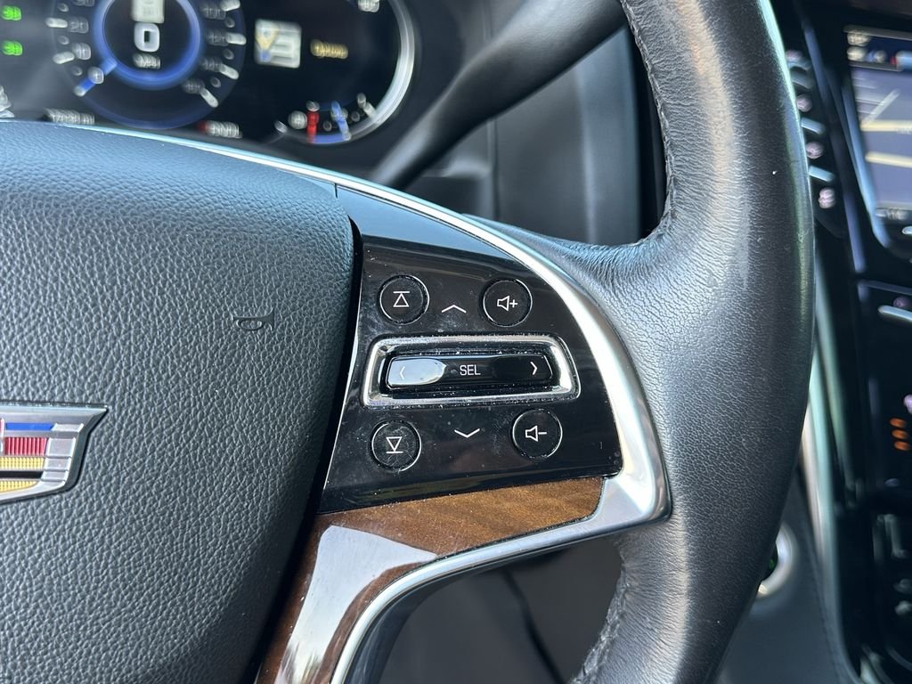 Used 2020 Silver Cadillac Luxury image 38