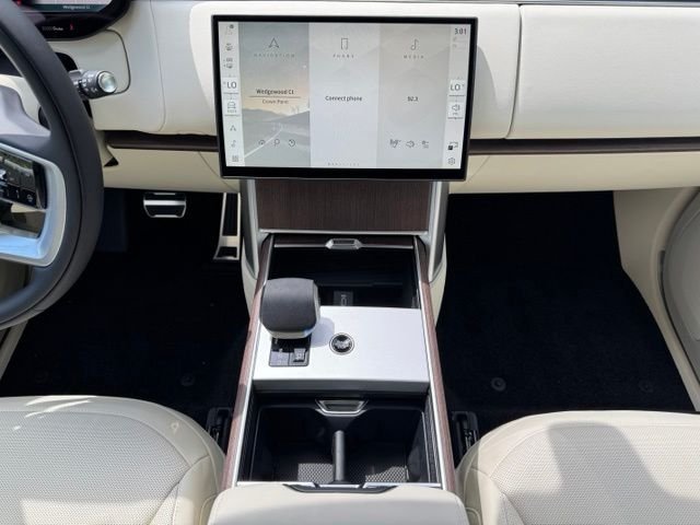 New 2026 Ostuni Pearl White Land Rover SE image 27