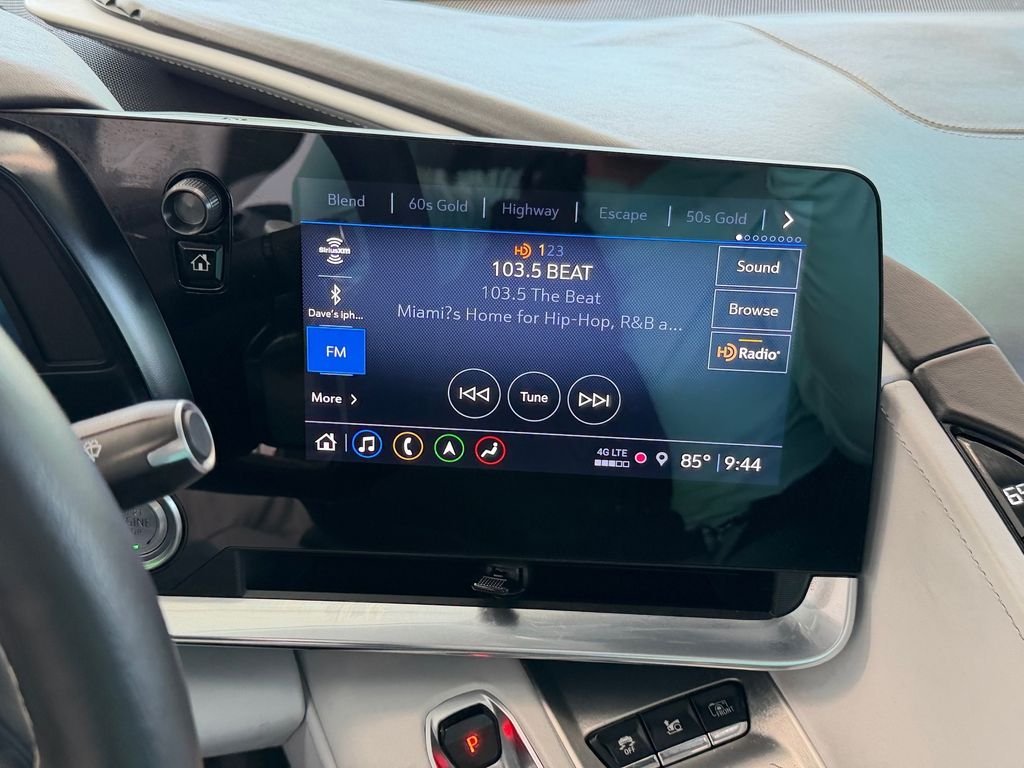 Used 2023 White Chevrolet Stingray image 17