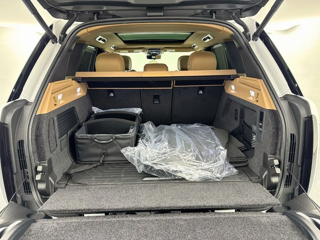 New 2026 Ostuni Pearl White Land Rover SE image 27