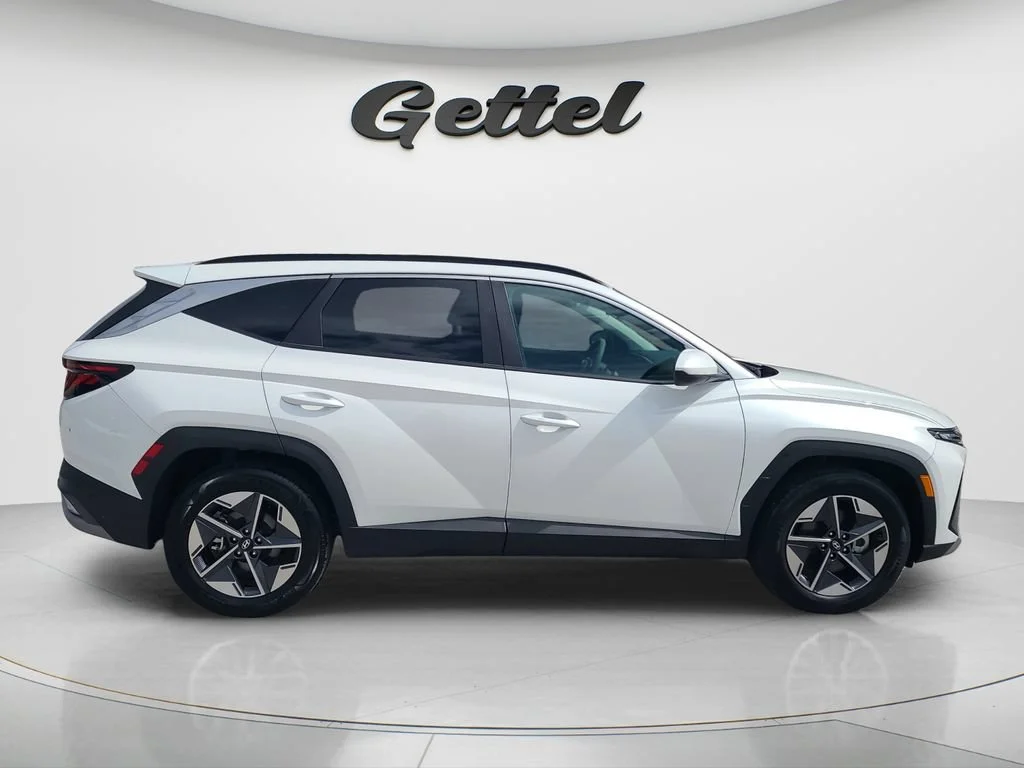 Used 2025 White Hyundai SEL image 4