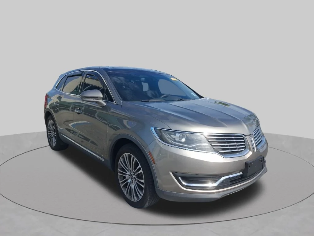 Used 2016  Lincoln Reserve image 3