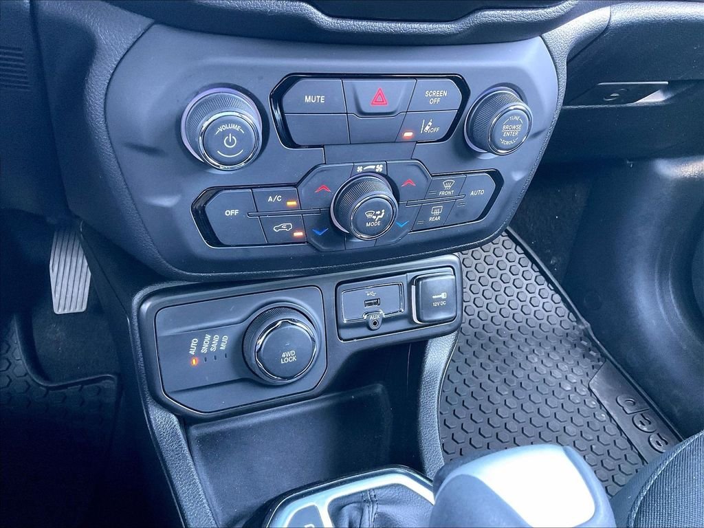 Used 2022 Alpine White Clearcoat Jeep Altitude image 24