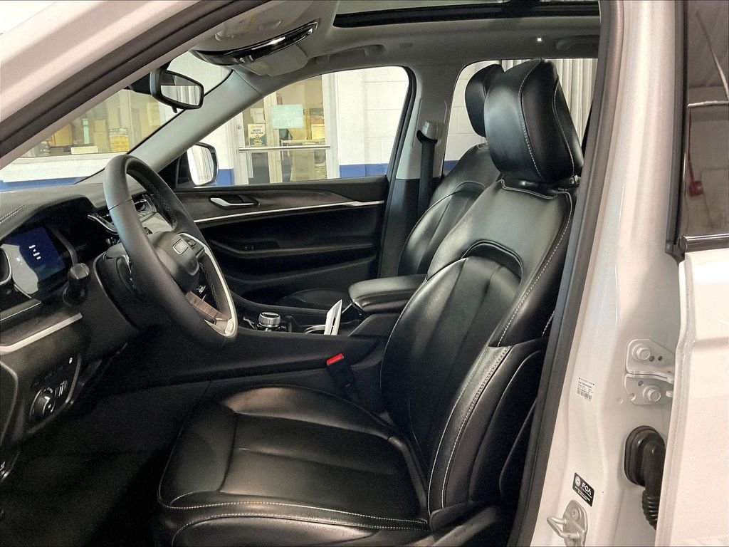 Used 2024 White Jeep 4xe image 10