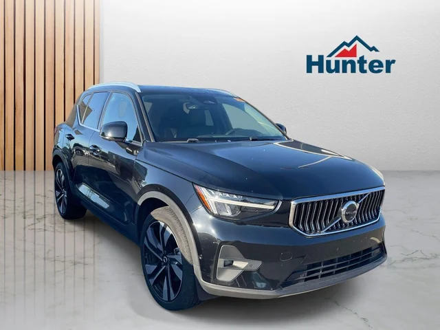 2023 Volvo XC40 B5 Plus Bright Theme