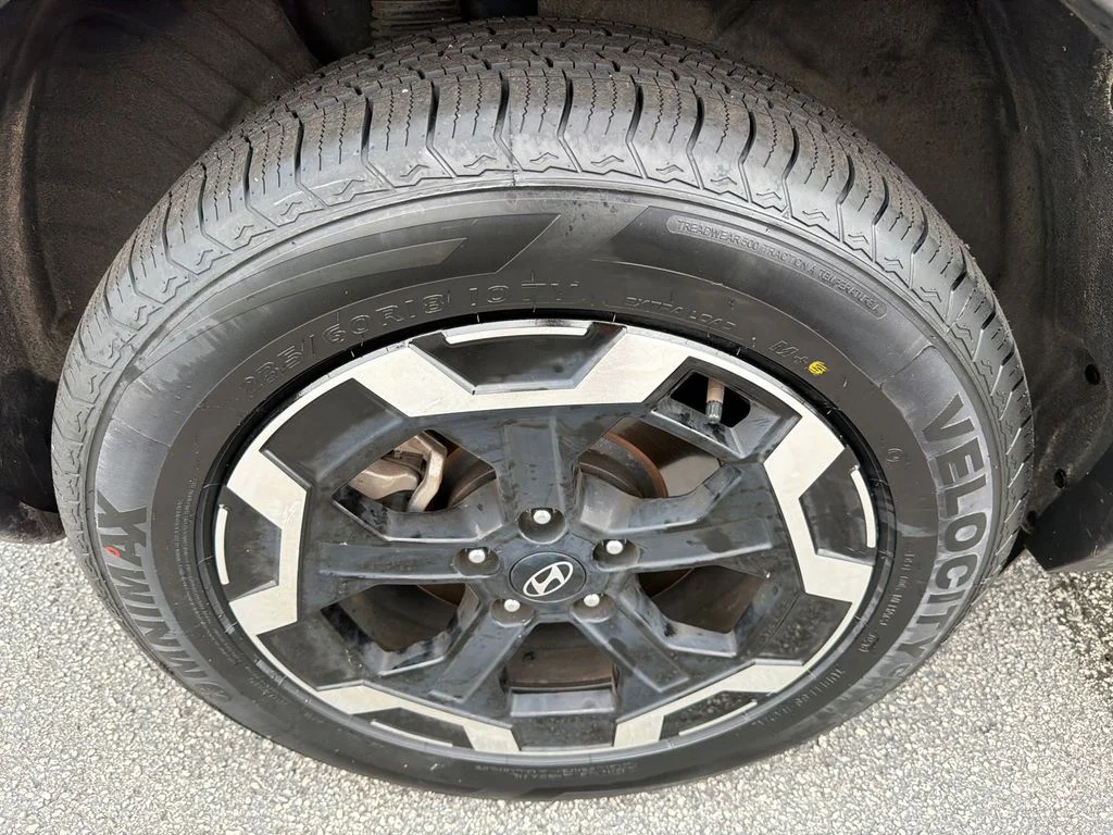 Used 2025 Black Hyundai SE image 17
