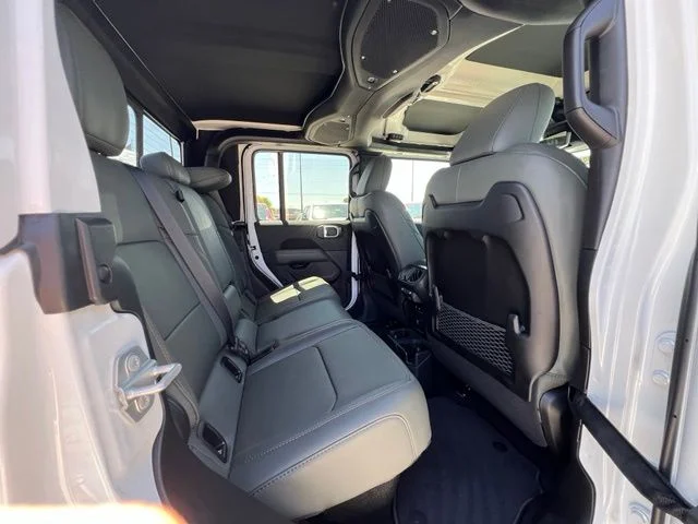New 2026 Bright White Clear-Coat Exterior Paint Jeep Mojave image 19