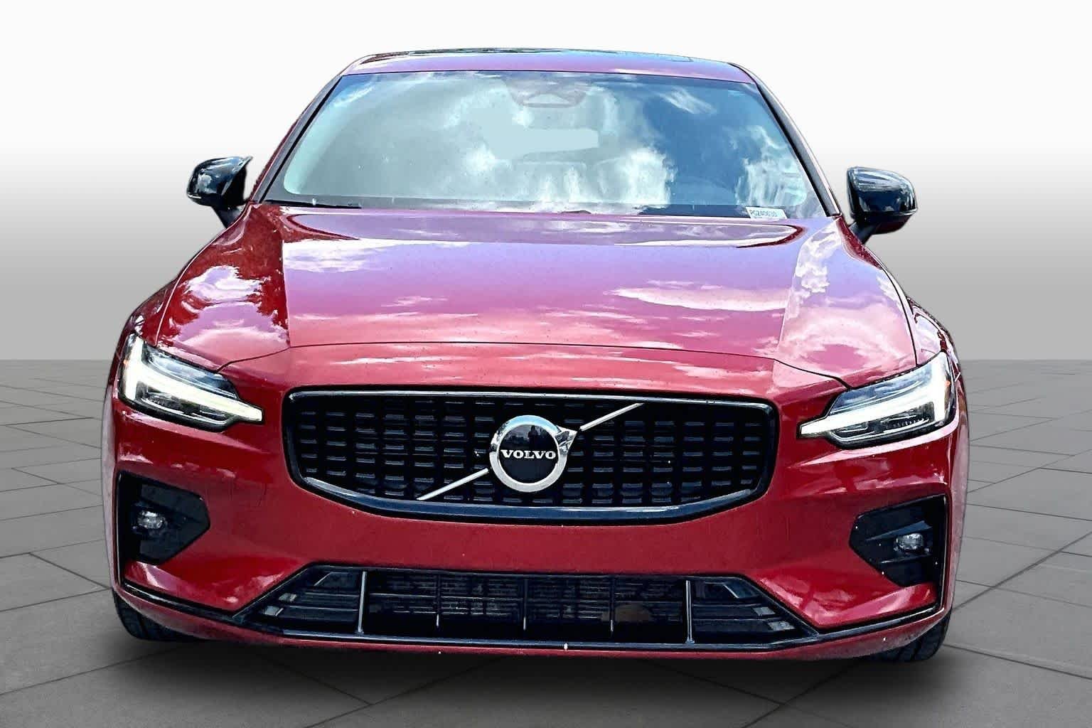 Used 2023  Volvo Core Dark Theme image 4