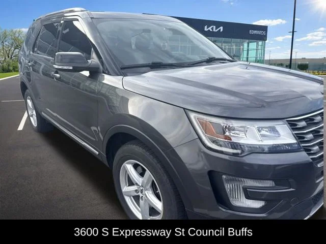 Used 2017 Gray Ford XLT image 2