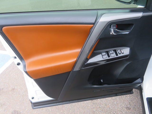 Used 2017  Toyota SE image 19