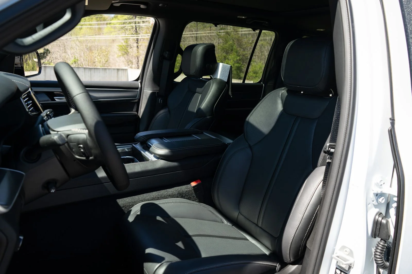 New 2026 Bright White Clear-Coat Exterior Paint Jeep Limited Reserve image 15