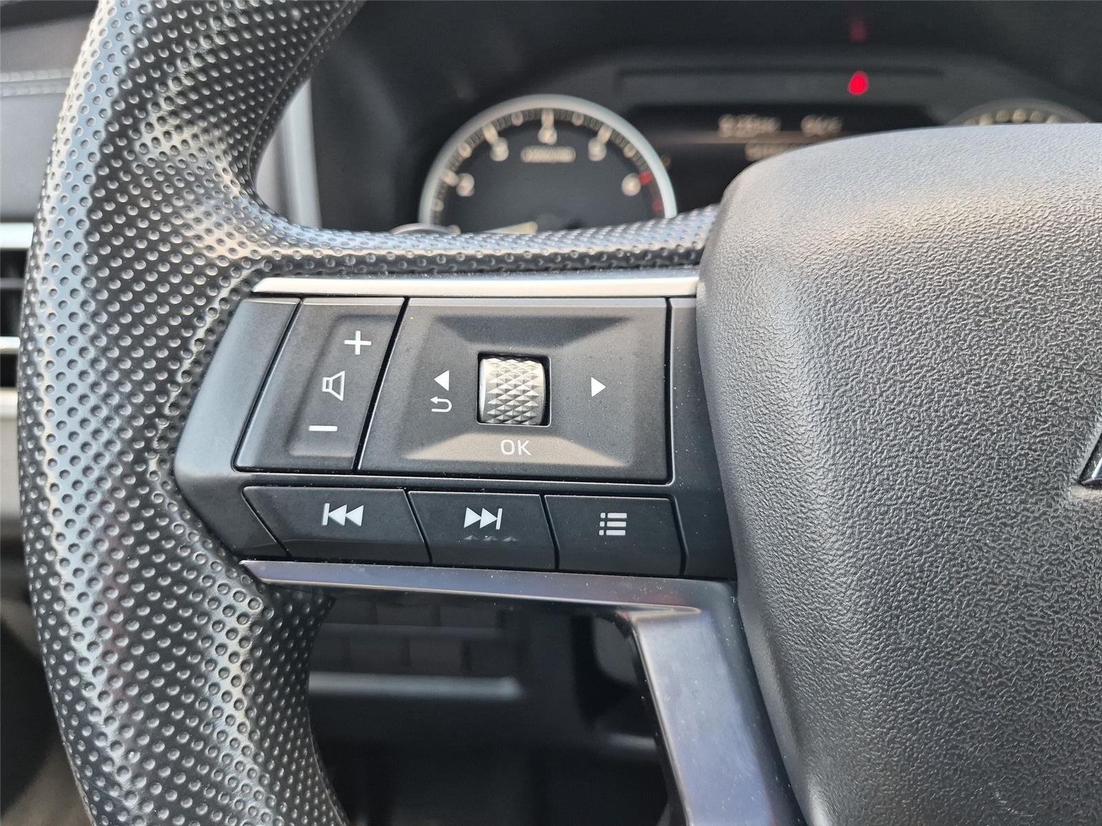 Used 2025 White Diamond Mitsubishi ES image 20