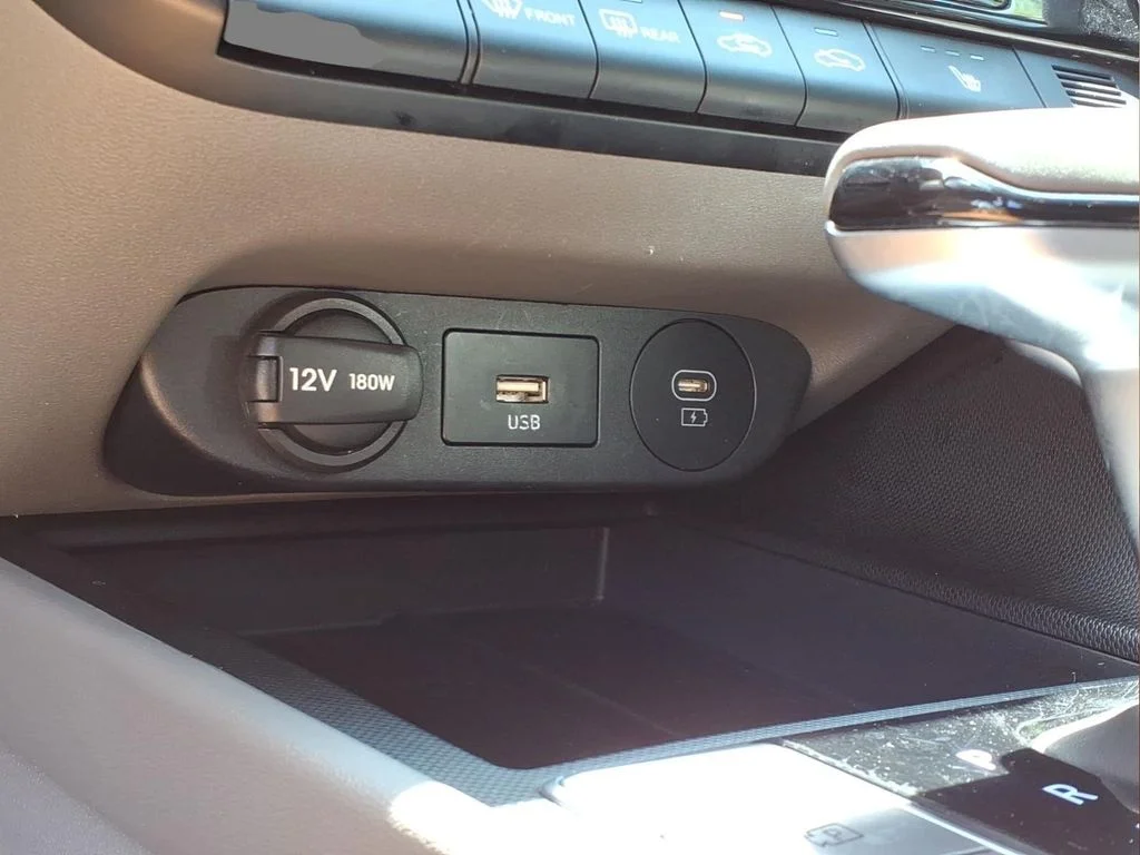 Used 2025 Black Hyundai SEL Convenience image 8