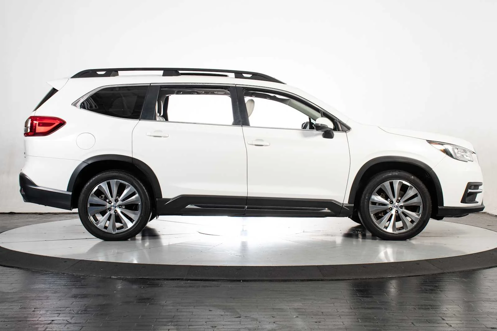 Used 2020 Crystal White Pearl Subaru Limited image 7