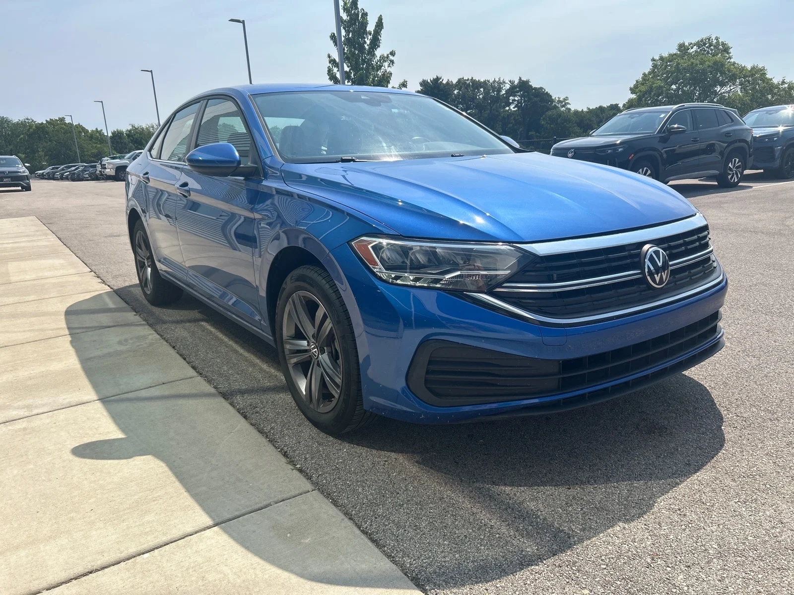 Used 2023 Blue Volkswagen SE AUTO image 7
