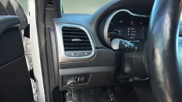 Used 2018 White Jeep Altitude image 21