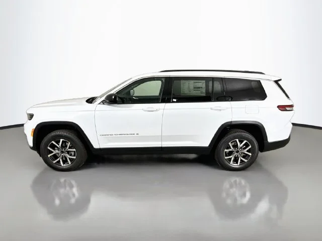 New 2027 White/off-white Jeep Laredo X image 4