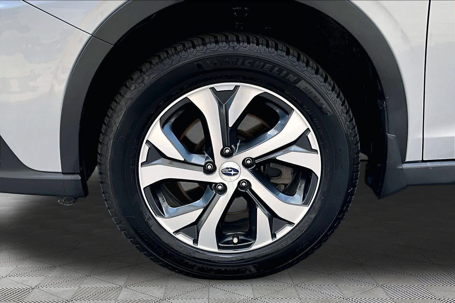 Used 2022 Ice Silver Metallic Subaru Limited image 11