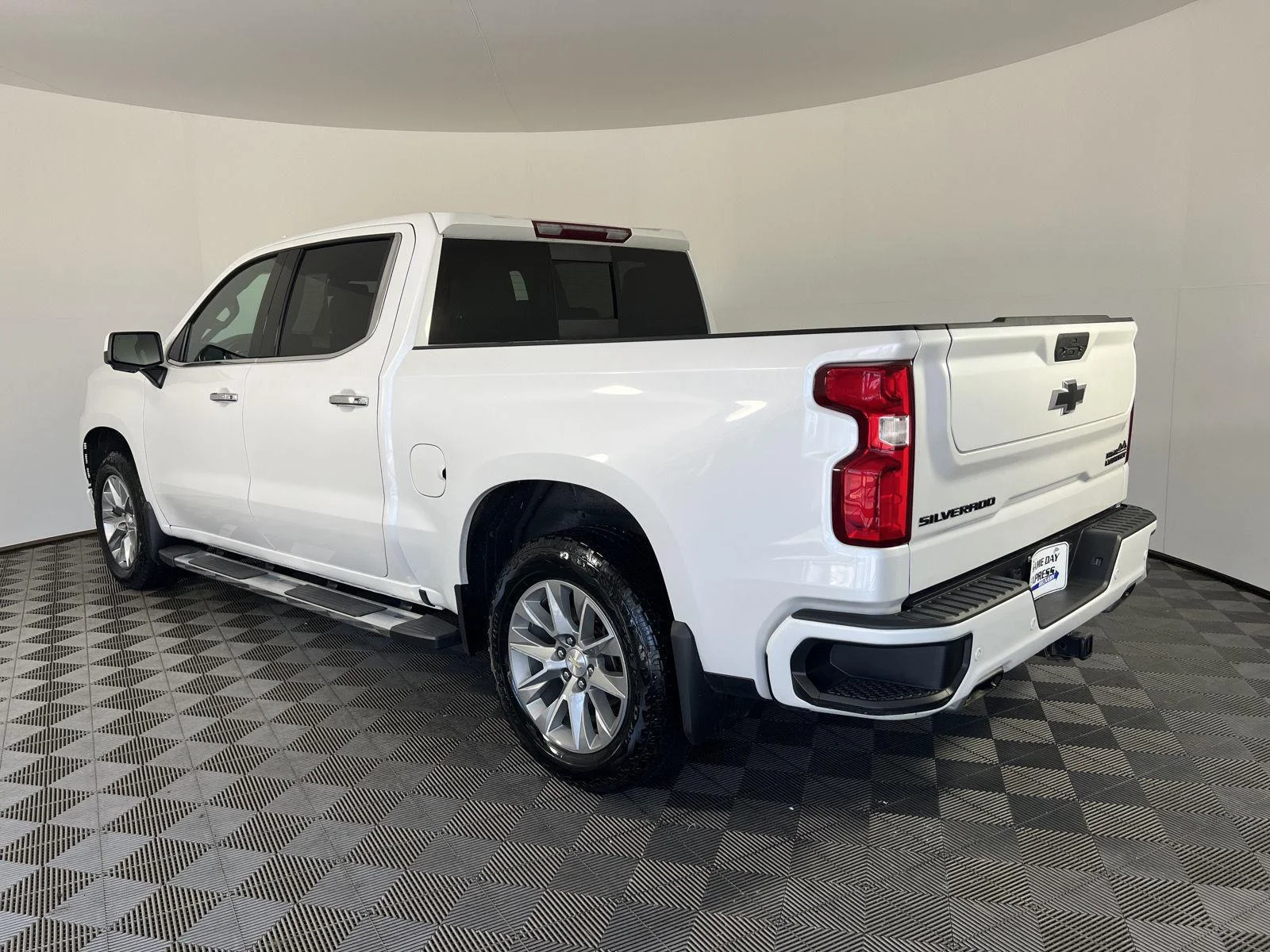 Used 2021 Pearl Chevrolet High Country image 24
