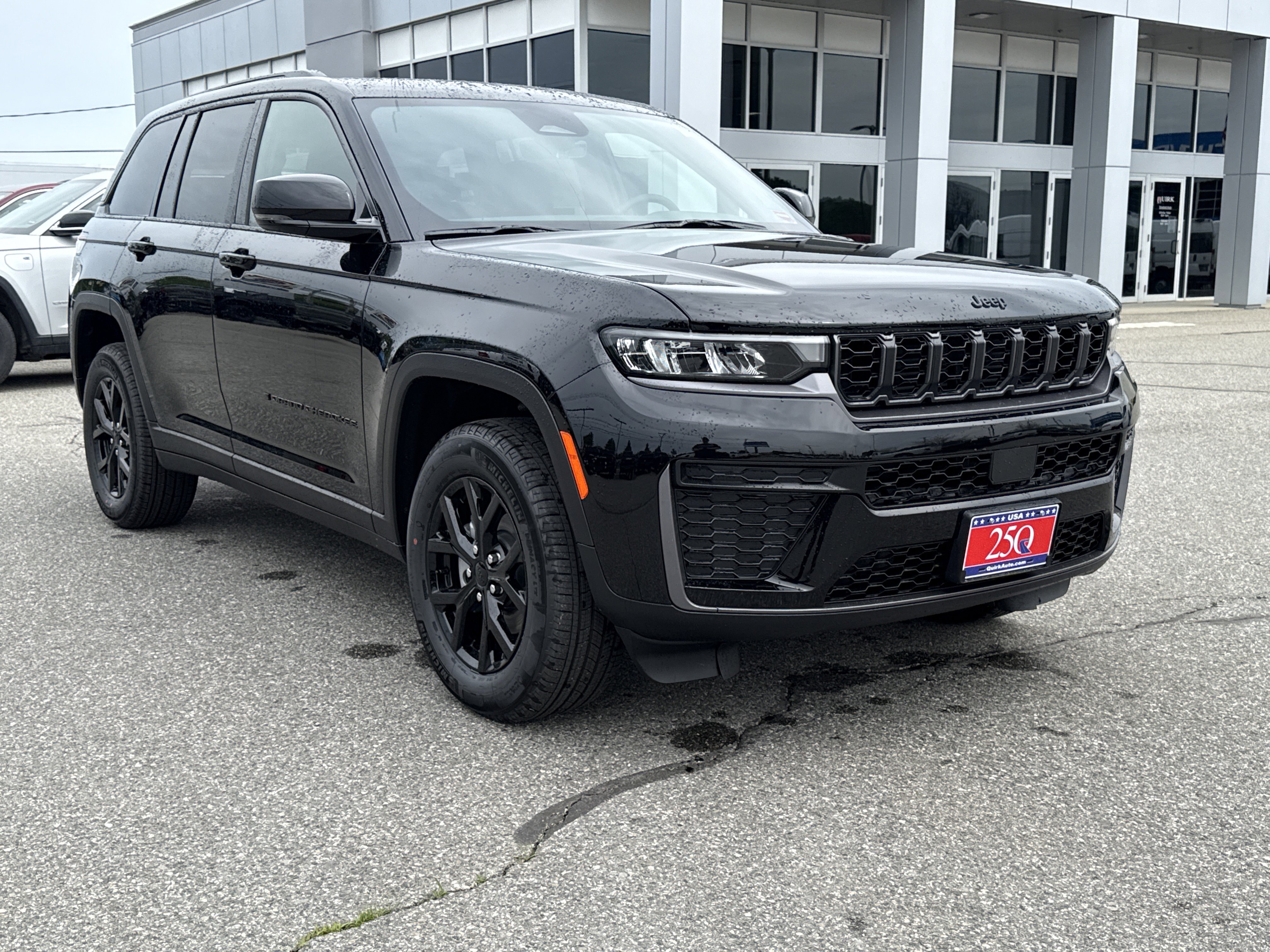 New 2026 Diamond Black Crystal Pearl-Coat Exterior Paint Jeep Laredo Altitude image 12
