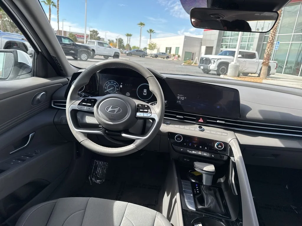 2025 Hyundai Elantra SEL - Photo 17