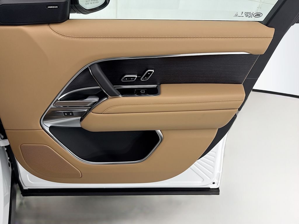 New 2026 Fuji White LAND ROVER SE LWB 7-Seats / V8 image 24