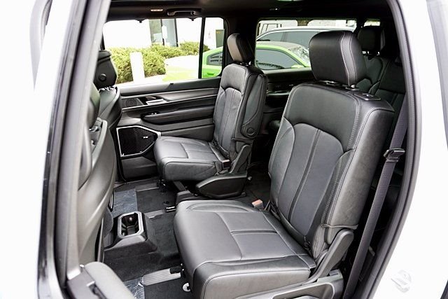 New 2026 Bright White Clear-Coat Exterior Paint Jeep Limited Reserve image 22