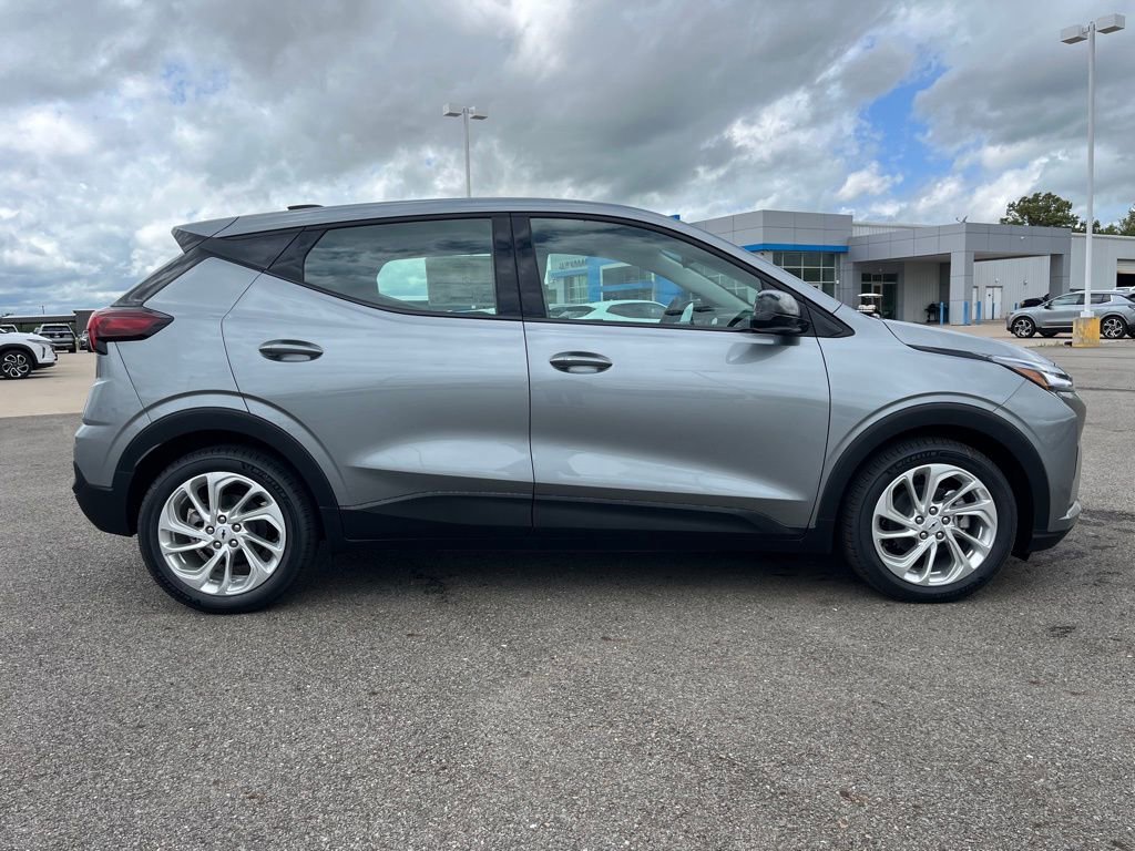 2027 Chevrolet Bolt LT - Photo 6