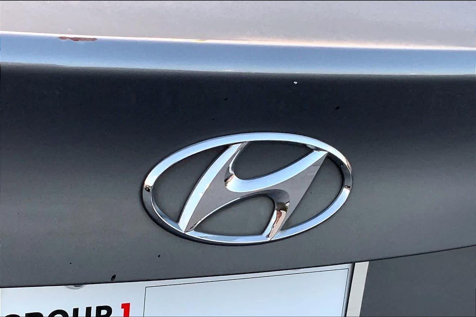 Used 2018 Machine Gray Hyundai SE image 9