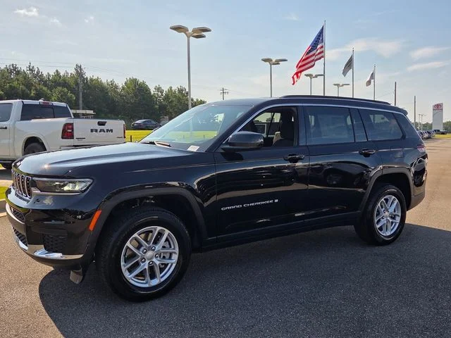 New 2026 Diamond Black Crystal Pearl-Coat Exterior Paint Jeep Laredo image 3