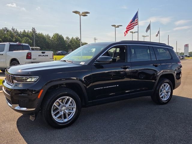 New 2026 Diamond Black Crystal Pearl-Coat Exterior Paint Jeep Laredo image 3