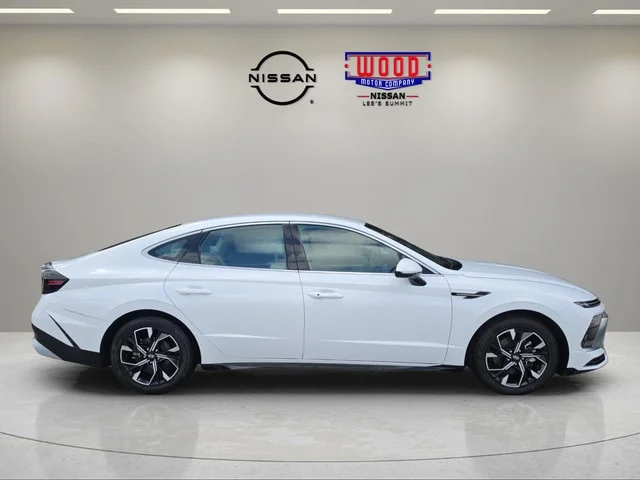 Used 2025 Serenity White Hyundai SEL image 2