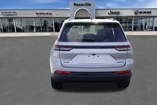 New 2025 Silver Zynith Exterior Paint Jeep Limited image 4