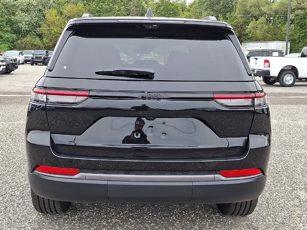 New 2026 Diamond Black Crystal Pearl-Coat Exterior Paint Jeep 85th Anniversary Edition image 7