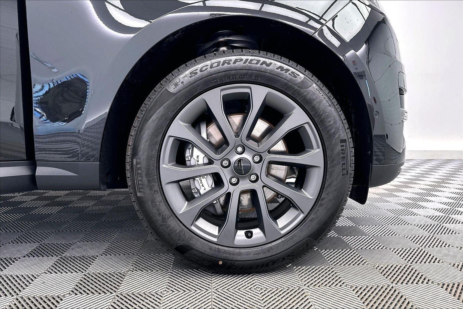 New 2026 Santorini Black Metallic Land Rover SE image 36