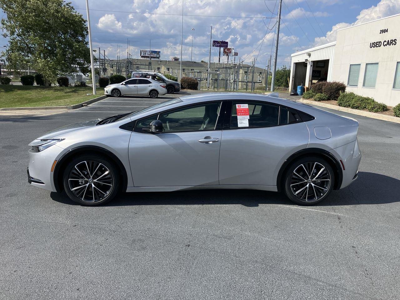 Used 2025 Cutting Edge Toyota XLE image 2