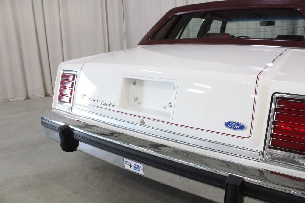 Used 1987 White Ford LX image 29