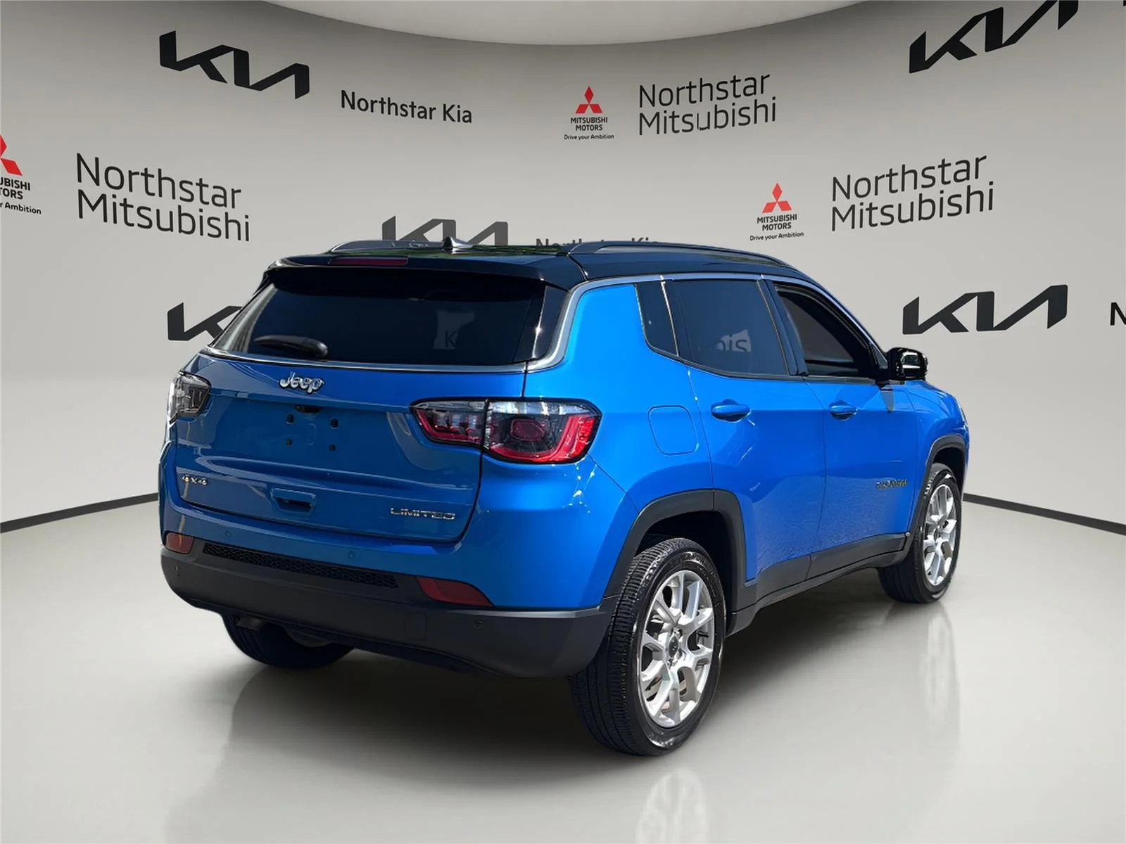 Used 2025 Hydro Blue Pearlcoat Jeep Limited image 5