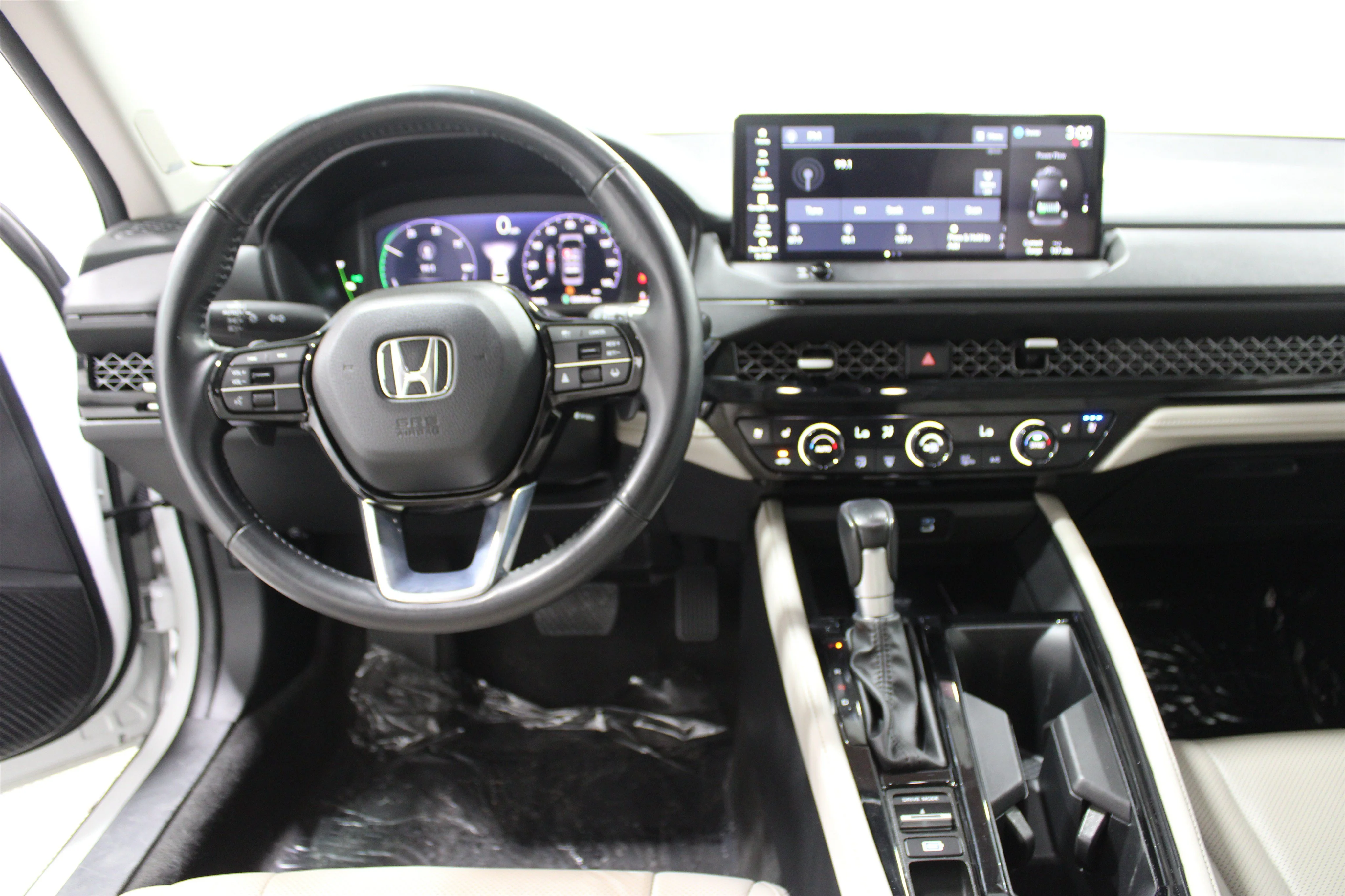Used 2023 WHTIE Honda Touring image 2