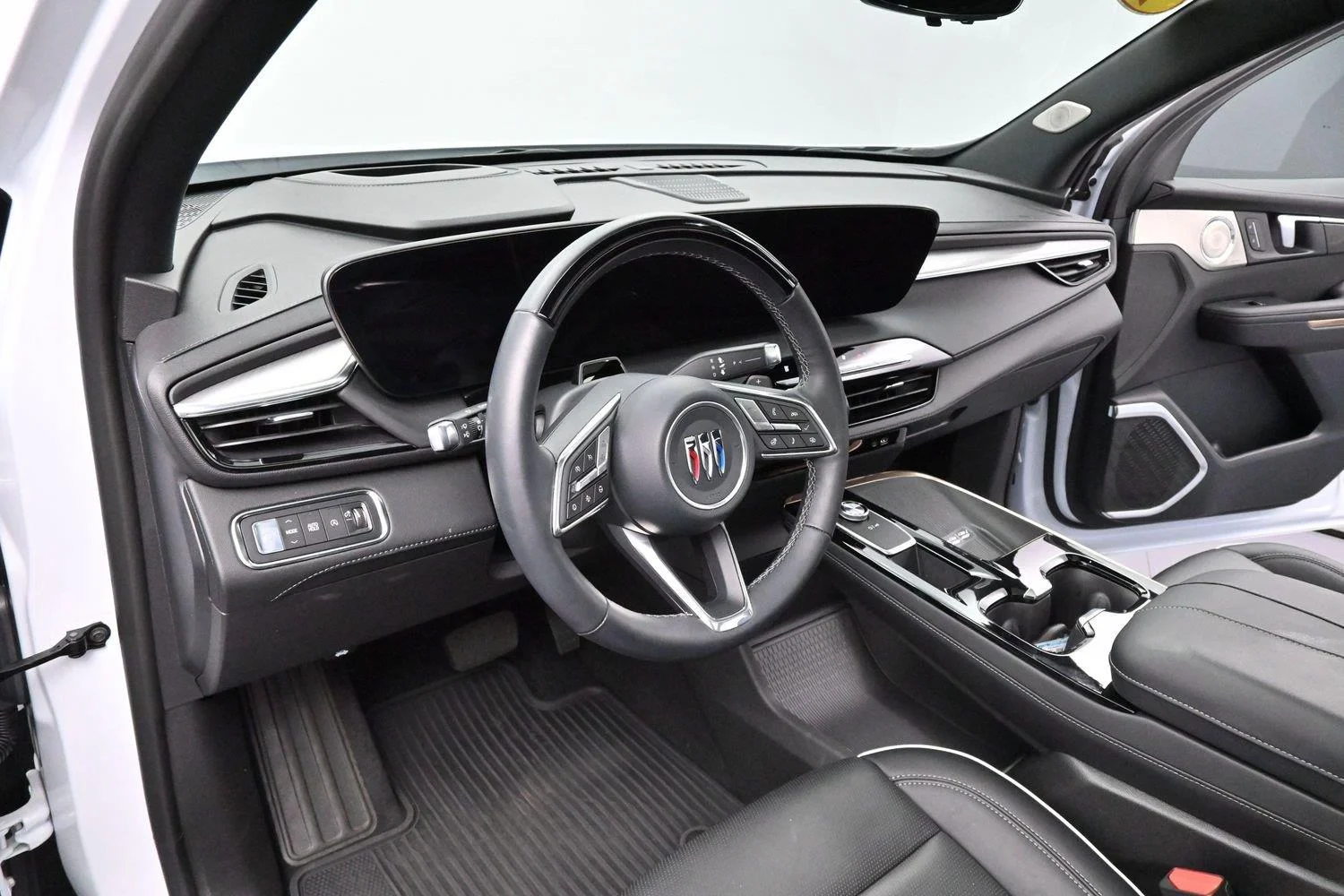 Used 2026 Iridescent White Tricoat Buick Avenir image 18