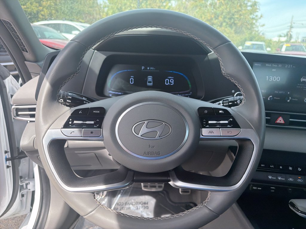 Used 2025 White Hyundai SEL Sport image 17