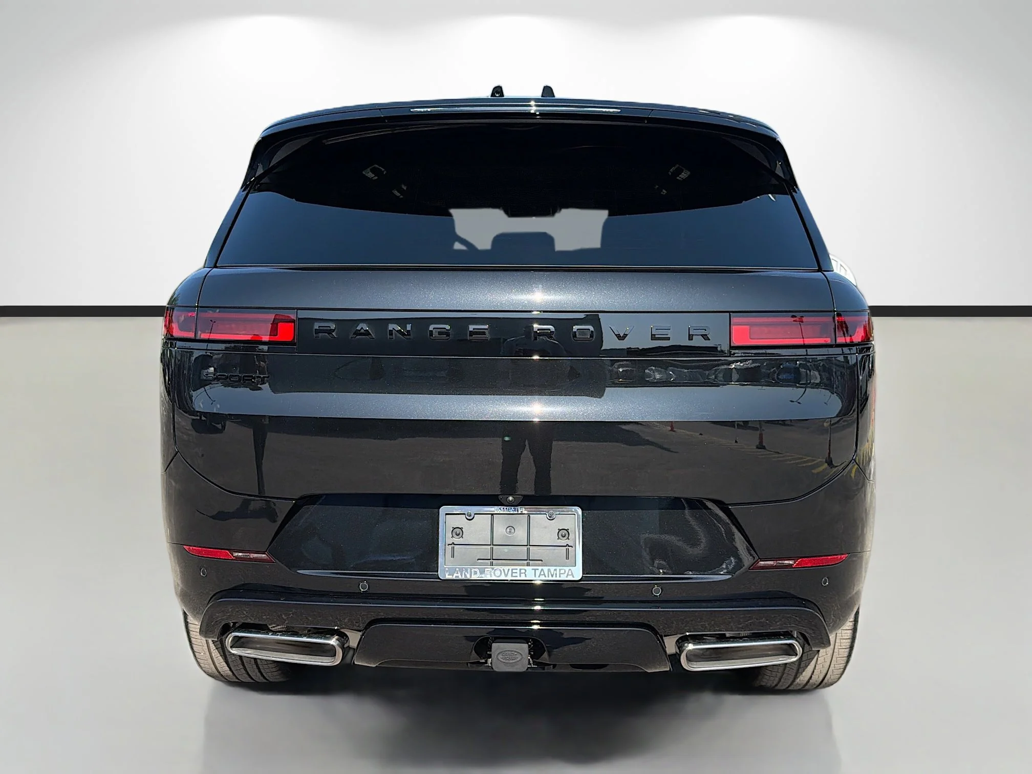 New 2026 Santorini Black Metallic Land Rover Dynamic SE image 4