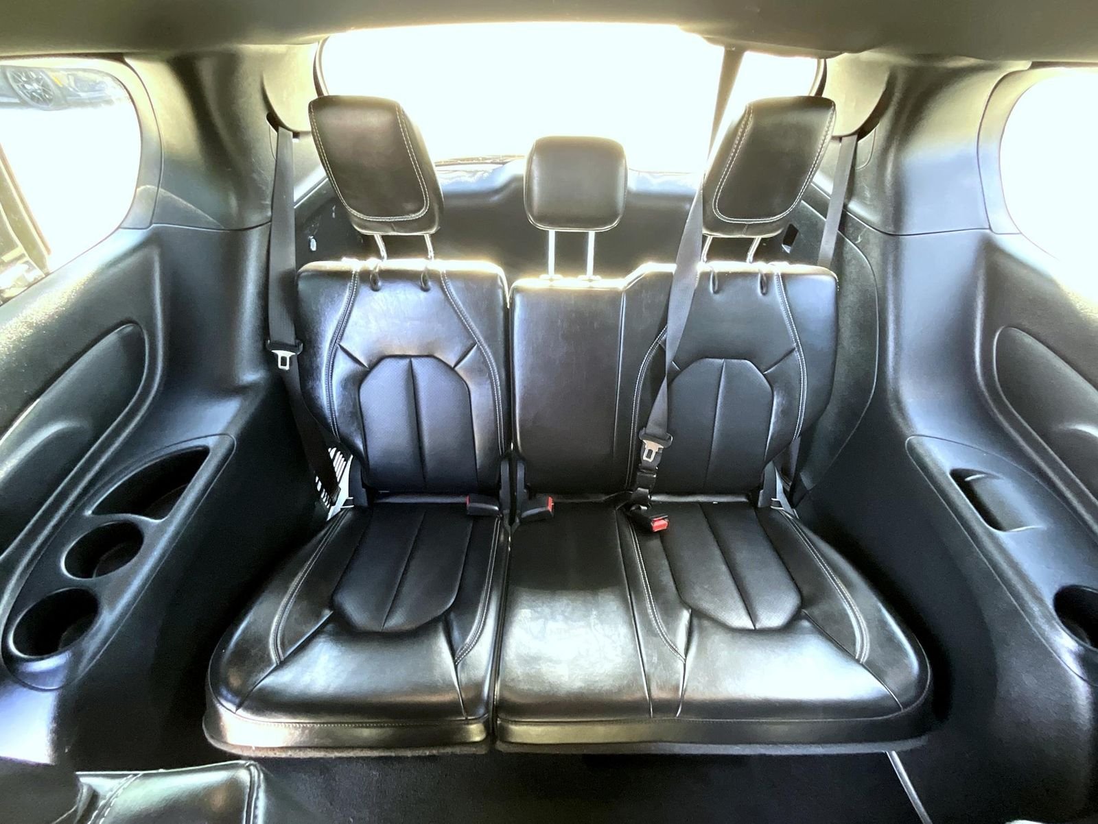 Used 2025 Diamond Black Chrysler Select image 19