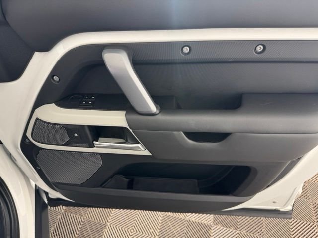 Used 2022 White Land Rover X-Dynamic HSE image 19
